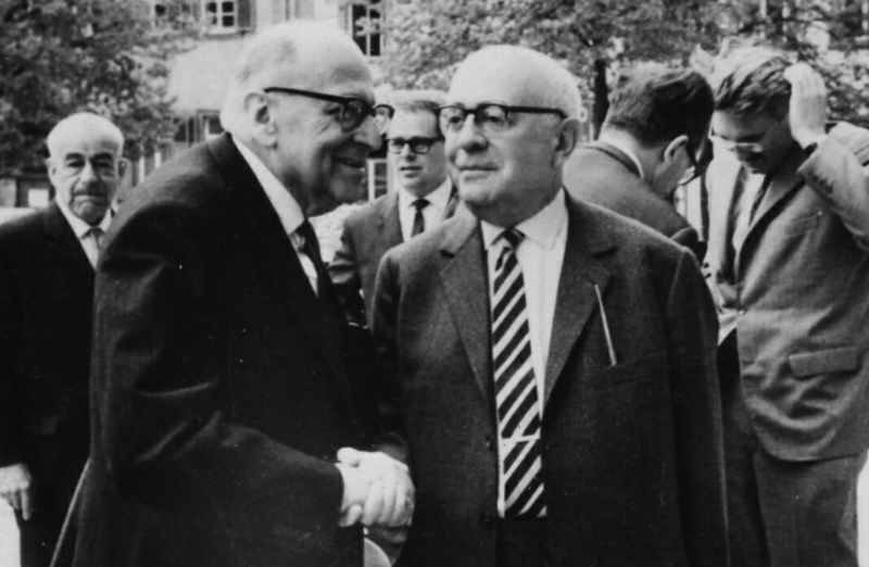 Max Horkheimer (à gauche) et Theodor Adorno  (à droite), en 1964 à Heidelberg.