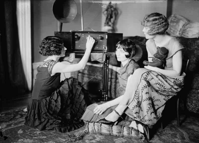 La radio dans le salon au milieu des années 20.
